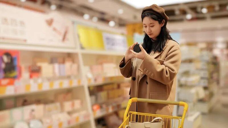 商標護城河 周深如何用幽默筑起藝人IP的產業版圖